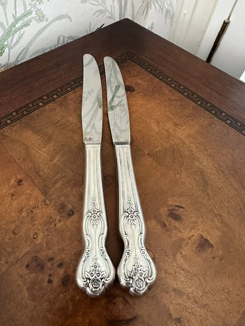 1847 Rogers Bros Inspiration/Magnolia/Queen Rose lot 2 Dinner Knives Silverplate